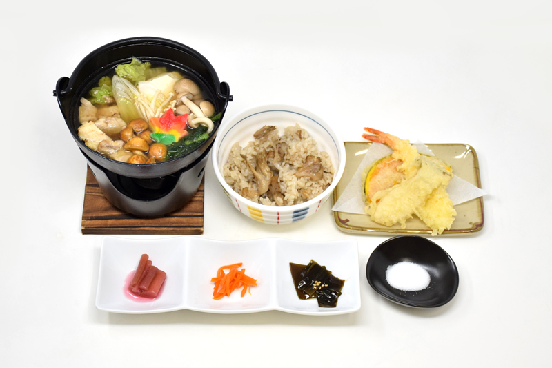 まいたけご飯ときのこ鍋膳の写真
